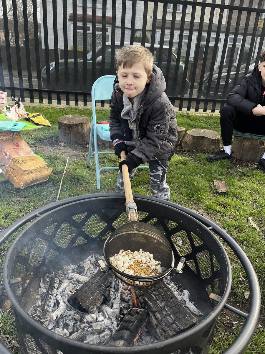 🔥 Another magical day @ManorParkSchSM1 as the children toasted popcorn around the fire, wrapping up their last few sessions before half term! 🍿 It's been an incredible journey watching these young minds flourish with a love for nature each week. 🌿✨ #OutdoorEducation