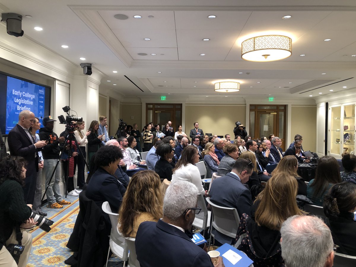 Latinos4Ed's tweet photo. Weโre thrilled to be at the State House in Boston today for #EarlyCollegeDay24!
@Latinos4Ed is thankful to be part of the #EarlyCollege initiative, and know itโs a game-changer for our students. Thanks @MA4EarlyCollege for hosting the briefing. #EarlyCollegeWorks #ConGanasWeCan https://t.co/nCf9v6LCXZ