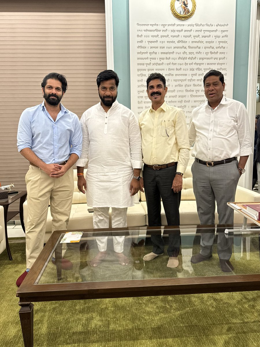 आजचा हा फोटो खूप काही सांगून जातो
#लोकसभा२०२४
<a href="/BalaNandgaonkar/">Bala Nandgaonkar</a> 
<a href="/amitrthackeray/">Amit Thackeray</a>