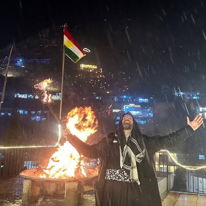 Îsal derbas bû dema baranê Newroz nêzîk bû li vê cîhanê Hevalno rabin agirê xwe gur kin, bigirin dîlanê. Newroz Newroz e li vê cîhanê Cejna Kurda ye li Kurdistanê Ala me yî rengîn bînin meydanê, rabine dîlanê. Hevalno rabin serê zozana Ji şiva çê kin tîr û kemana Nema em