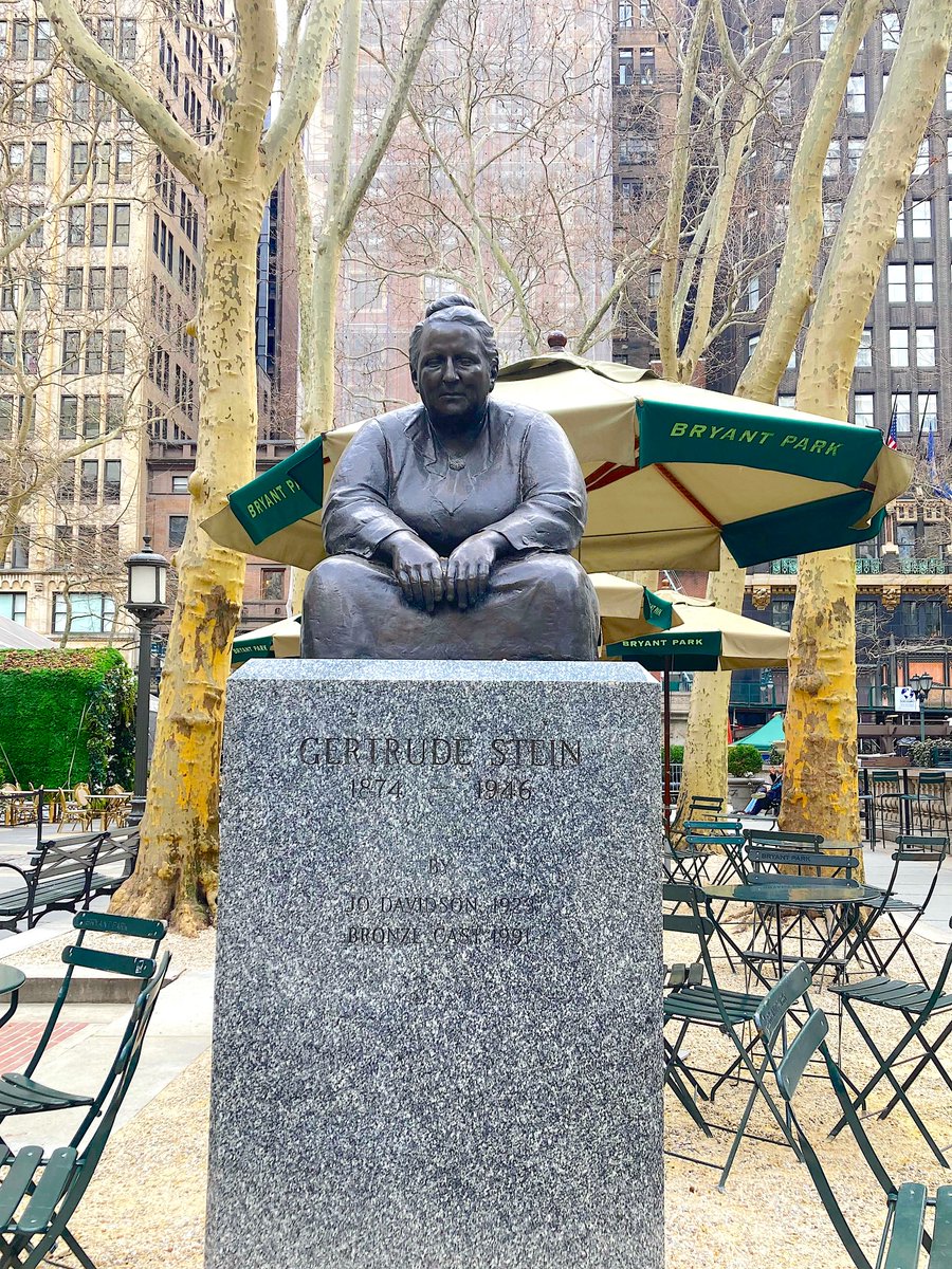 Lunch with friends in front of the GERTRUDE STEIN statue today... getting ready for this event tonight: eventbrite.com/e/psny-salon-s…