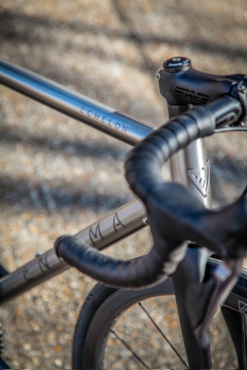 Enigmabikes's tweet photo. ECHELON BUILD
Enigma ~ Enve ~ Chris King ~ Hunt
👌🏼Combo
#SignaturebyEnigma #SignatureEchelon #handmadebike
#handcrafted #handfinished ##madebyhand #madeinsussex #madeinengland #titaniumbike #tibikes #enigmabikes #framebuilders #framebuilding #webuildbikes #ukmadebikes https://t.co/hhlpPfxHVA