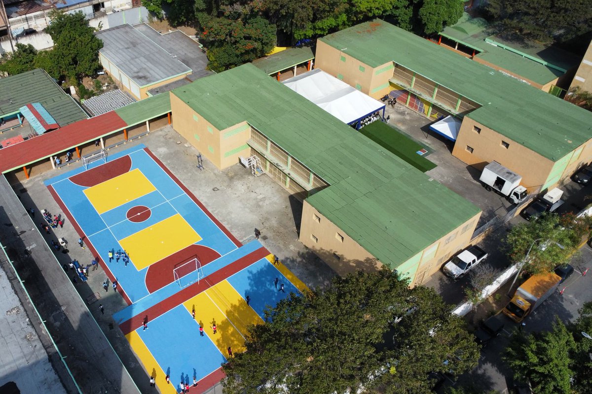 _LaAvanzadora's tweet photo. En unión cívico-militar compartimos la alegría de la comunidad educativa de la U.E.N.B. Pedro Fontes de la parroquia La Vega, al reinaugurarse sus instalaciones.

Esta institución educativa fue rehabilitada al 100% y atiende una matrícula de 3 mil 300 estudiantes. https://t.co/D83x39ASCP