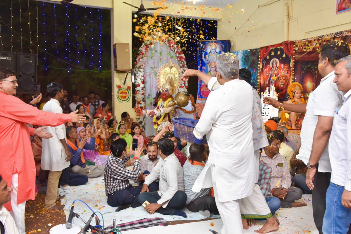 byadavbjp's tweet photo. जय श्री राम🚩

अलवर के प्रसिद्ध अयोध्याधाम में श्री श्री 108 महंत गंगादास वेदांती जी महाराज के सान्निध्य में प्रभु राम और भक्त हनुमान जी की झांकी के दर्शन का परम सौभाग्य प्राप्त हुआ। https://t.co/X3r1zgaLRF