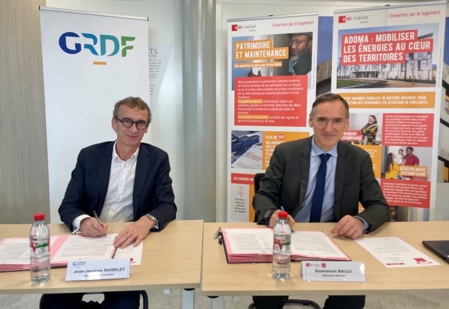 Jean-Jacques Raidelet, directeur des marchés #GRDF et Emmanuel Ballu, DG #ADOMA ont signé un partenariat en faveur de la #TransitionEnergétique du parc de #logements pour la valorisation du #GazVert et développement de solutions énergétiques performantes. #BailleurSocial #Energie