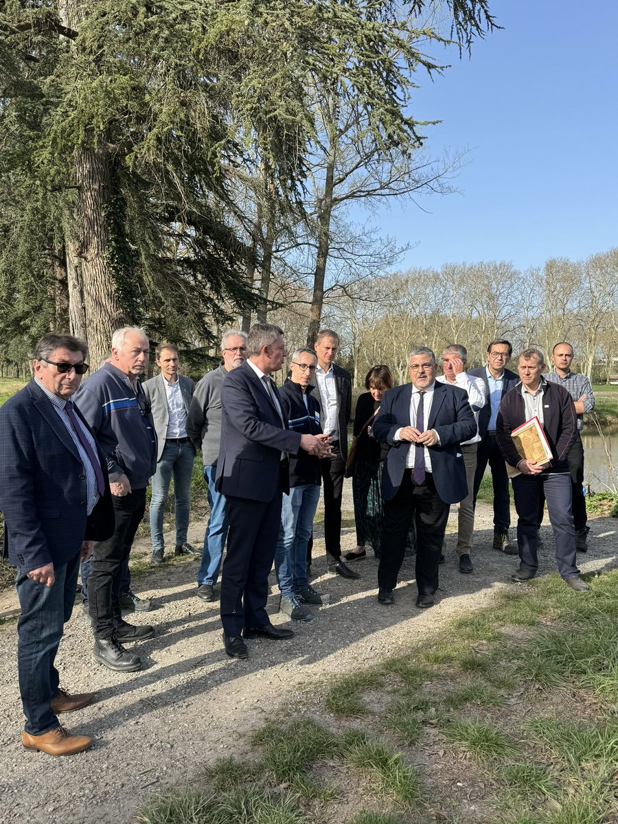 🎯 💦💦💦💧🎤 En période de tension de la ressource en eau , il n’y a pas de petites mesures, chaque goutte compte💧💦💦💦 🏞️ Visite du seuil de Naurouze, lieu symbolique de partage des eaux du #canal du Midi, par Christian POUGET, @prefet11, aux côtés d’Henri BOUYSSES , Dir.