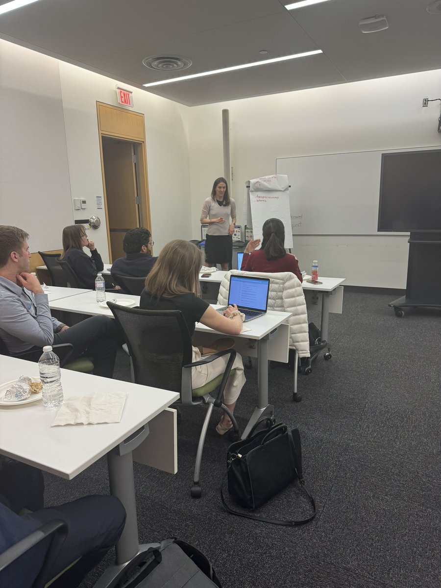 Standing room only for #vasospasm breakout session @PNCRGtweets for a fascinating discussion about context, diagnosis, & management (and a whole lotta uncertainty) - expertly moderated by @SickKidsCCM’s Nicole McKinnon - need data, ++ research opportunities #NeuroPICU #PedsICU