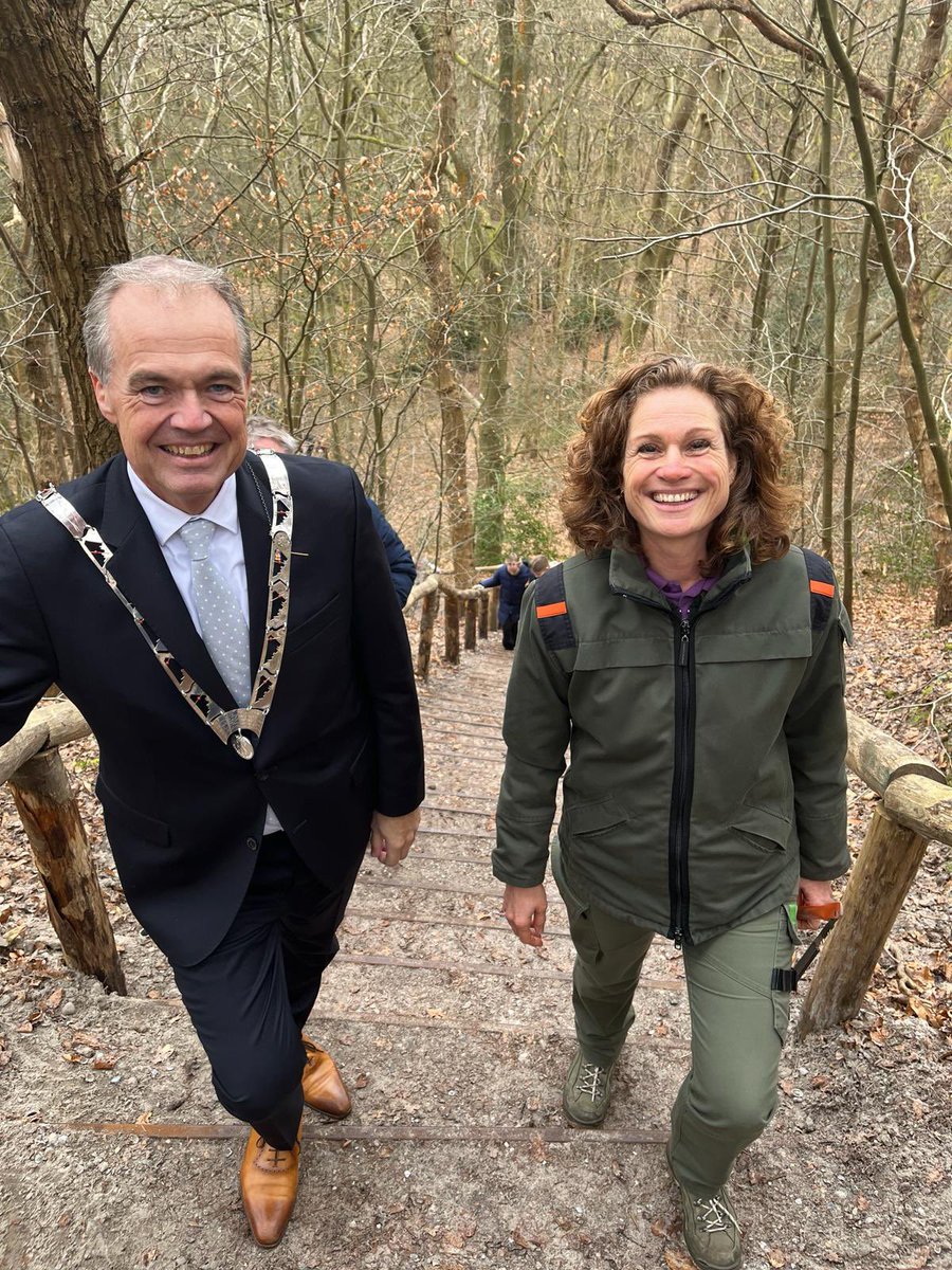 Yes!! Blije boswachter hier!! Vandaag met <a href="/LarsVoskuil/">Lars Hj. Voskuil</a> de trap bij de Brouwerskom in de Schoorlse Duinen geopend. Dankzij donateurs is de trap vernieuwd &amp; behouden. Na het open zagen van de trap liepen we natuurlijk omhoog! Hoogsteduin <a href="/buitenfonds/">Buitenfonds</a> <a href="/staatsbosbeheer/">Staatsbosbeheer</a> <a href="/vvd_bergennh/">VVD Gemeente Bergen NH</a>