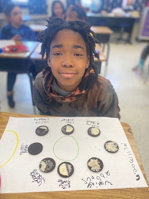 AbbeyJBolton's tweet photo. 5th Graders in @GHorning6 Class recreated the Moon Phase Chart using Oreos. This allowed them to show their understanding of the interaction of the Earth and Sun and the cycles created by the revolution of the Earth around the Sun. #DelciousScience #DaveyDragons @KentSchools https://t.co/wJPGWIgoNC