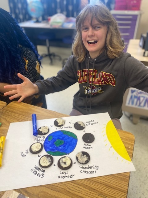 AbbeyJBolton's tweet photo. 5th Graders in @GHorning6 Class recreated the Moon Phase Chart using Oreos. This allowed them to show their understanding of the interaction of the Earth and Sun and the cycles created by the revolution of the Earth around the Sun. #DelciousScience #DaveyDragons @KentSchools https://t.co/wJPGWIgoNC