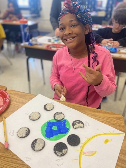 AbbeyJBolton's tweet photo. 5th Graders in @GHorning6 Class recreated the Moon Phase Chart using Oreos. This allowed them to show their understanding of the interaction of the Earth and Sun and the cycles created by the revolution of the Earth around the Sun. #DelciousScience #DaveyDragons @KentSchools https://t.co/wJPGWIgoNC