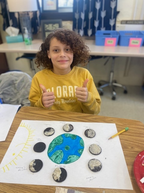AbbeyJBolton's tweet photo. 5th Graders in @GHorning6 Class recreated the Moon Phase Chart using Oreos. This allowed them to show their understanding of the interaction of the Earth and Sun and the cycles created by the revolution of the Earth around the Sun. #DelciousScience #DaveyDragons @KentSchools https://t.co/wJPGWIgoNC