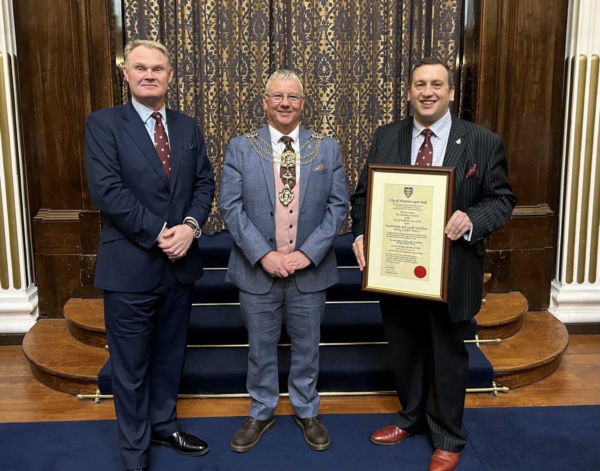 This evening @ComdtHSY accepted the presentation of an illuminated scroll from @HullLordMayor marking the granting of the Freedom of Kingston upon Hull to Humberside and South Yorkshire Army Cadet Force. @ArmyCadetsUK @RFCAYH @4XCdtMedia