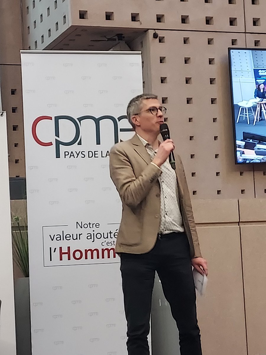 Nicolas Chevalier, directeur des projets #RSE chez <a href="/bpgrandouest/">Banque Populaire Grand Ouest</a> remettant du deuxième prix des #TrophéesRSE2024