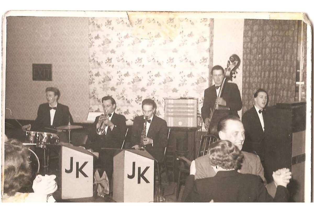 #TBT We were recently sent these photos of a band playing at The Old Crown back in the 1950s! 🎷 Thank you to John Crump, the band's saxophonist, for sending these over #throwbackthursday