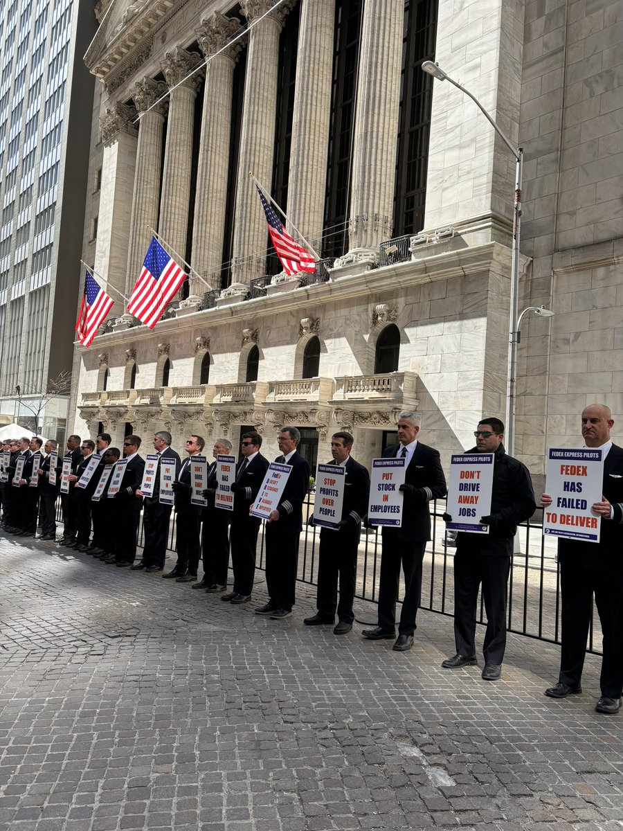 Powerful visual from @FedExPilots. Their message to @FedEx: STOP PROFITS OVER PEOPLE…PUT STOCK IN EMPLOYEES.