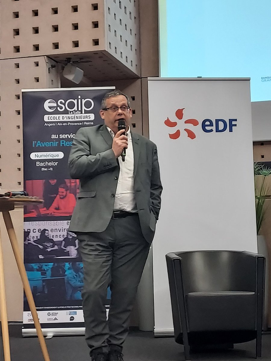 Hervé Rivoalen, Directeur Action Régionale Pays de la Loire chez <a href="/EDF_PdL/">EDF Pays de la Loire</a> est le remettant du 3ème prix des #TrophéesRSE2024