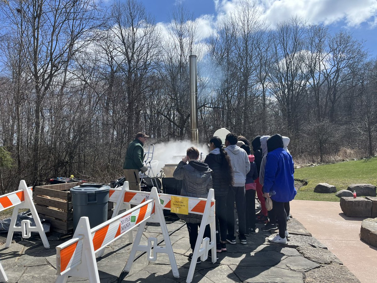 CKurtScience's tweet photo. Field trip to liberty park nature center - hike and maple sugaring!  @theTwinsburgHS https://t.co/iCNxOsxESQ