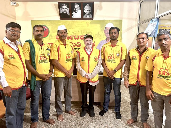 ಖ್ಯಾತ ವೈದ್ಯರು, ಶಸ್ತ್ರಚಿಕಿತ್ಸಕರು ಹಾಗು ಜನಸಾಮಾನ್ಯರಿಗೆ ಆಡುಭಾಷೆಯಲ್ಲಿ ವೈದ್ಯಕೀಯ ಮಾಹಿತಿಗಳನ್ನು ತಿಳಿಸುವ ಮೂಲಕ ರಾಜ್ಯಾದ್ಯಂತ ಮನೆಮಾತಾಗಿರುವ ಡಾ. ಆಂಜನಪ್ಪ ಟಿ. ಎಚ್ ರವರು KRS ಪಕ್ಷದ ತತ್ವ ಸಿದ್ಧಾಂತಗಳನ್ನು ಮೆಚ್ಚಿ ರಾಜ್ಯಾಧ್ಯಕ್ಷರಾದ ರವಿ ಕೃಷ್ಣಾರೆಡ್ಡಿಯವರ ಸಮ್ಮುಖದಲ್ಲಿ ಇಂದು ಪಕ್ಷ ಸೇರ್ಪಡೆಗೊಂಡರು.