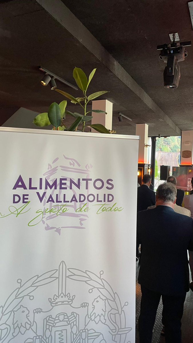 Hoy hemos viajado✈️ hasta Bilbao para transportar un pedacito de Valladolid a través de Alimentos de Valladolid y la Milla de Oro del Vino. El presidente de la Diputación de Valladolid, Conrado Íscar, acompañado por el diputado delegado del Área de Empleo, Roberto Migallón, han…