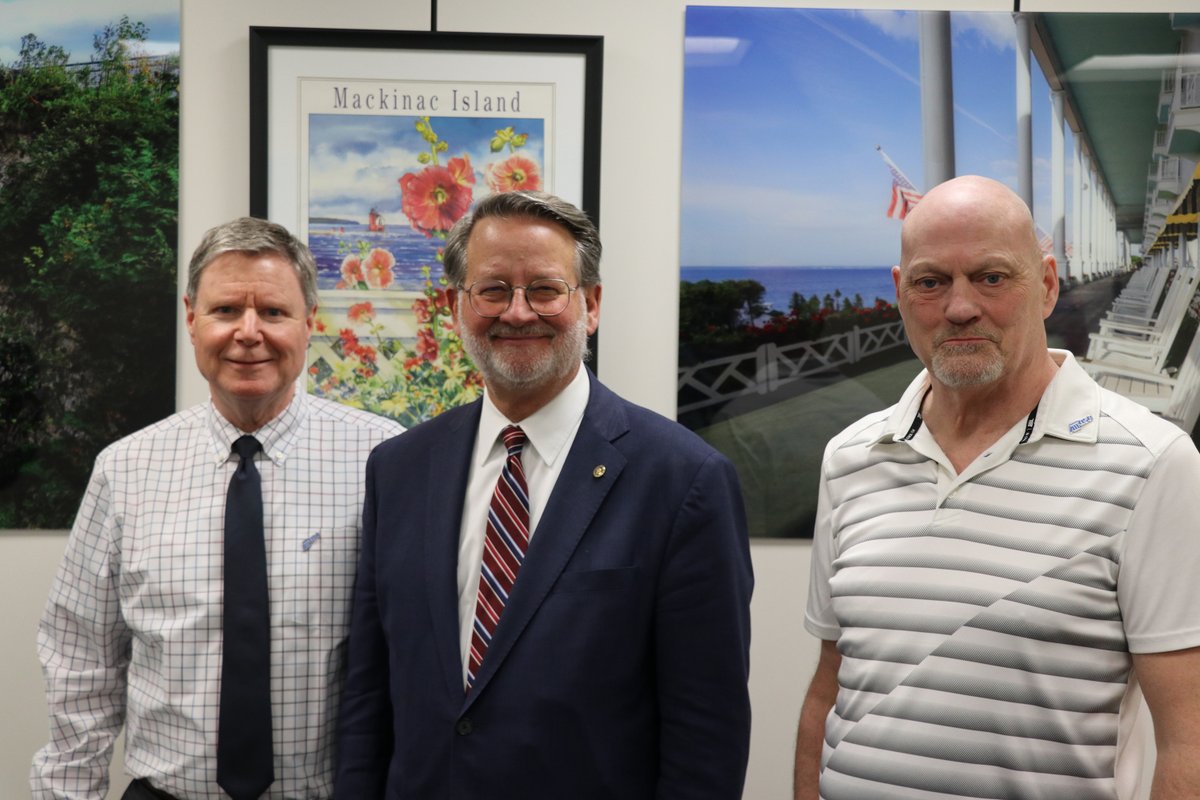 Yesterday, Michigan treatment court Judge Stewart McDonald and graduate Bryan met with staff from @SenGaryPeters office and thanked the senator for his support of treatment court programs. When someone like Bryan rises, we #AllRise!