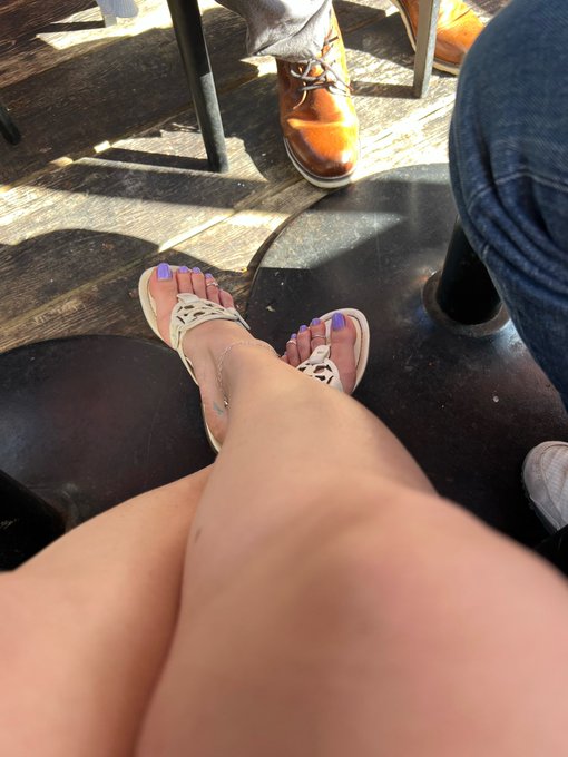 1 pic. Love sneaking under the table pics when I&rsquo;m out with friends 💜😈 https://t.co/EmINx99D3Q