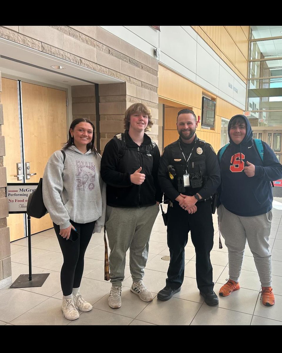 TewksburyPD's tweet image. SRO Jones got the opportunity to talk to lots of TMHS students during today’s lunch periods.  We got to discuss students’ future plans after high school and who we’re cheering on for March Madness! #schoolresourceofficer #tmhs #community          TPD118