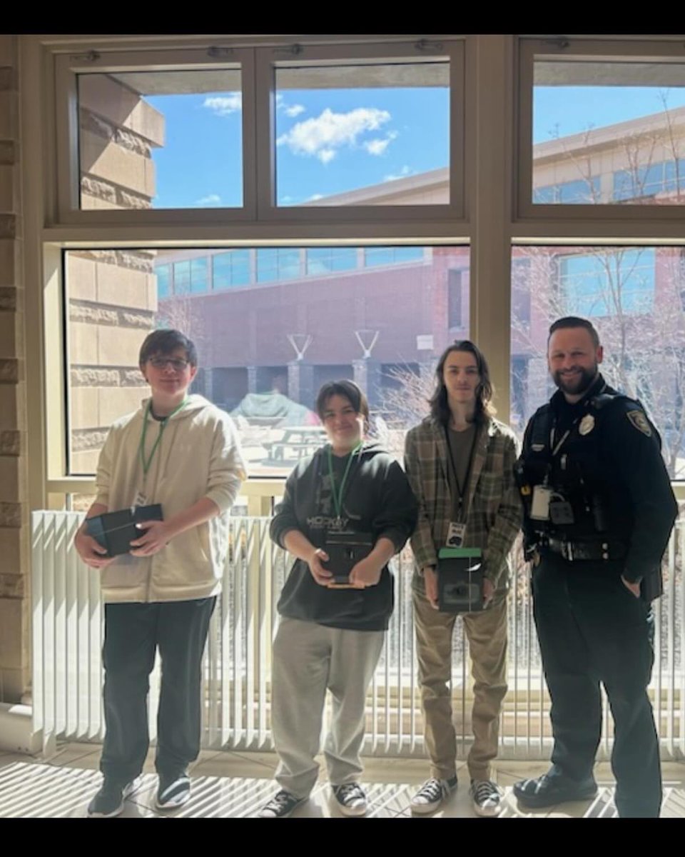TewksburyPD's tweet image. SRO Jones got the opportunity to talk to lots of TMHS students during today’s lunch periods.  We got to discuss students’ future plans after high school and who we’re cheering on for March Madness! #schoolresourceofficer #tmhs #community          TPD118