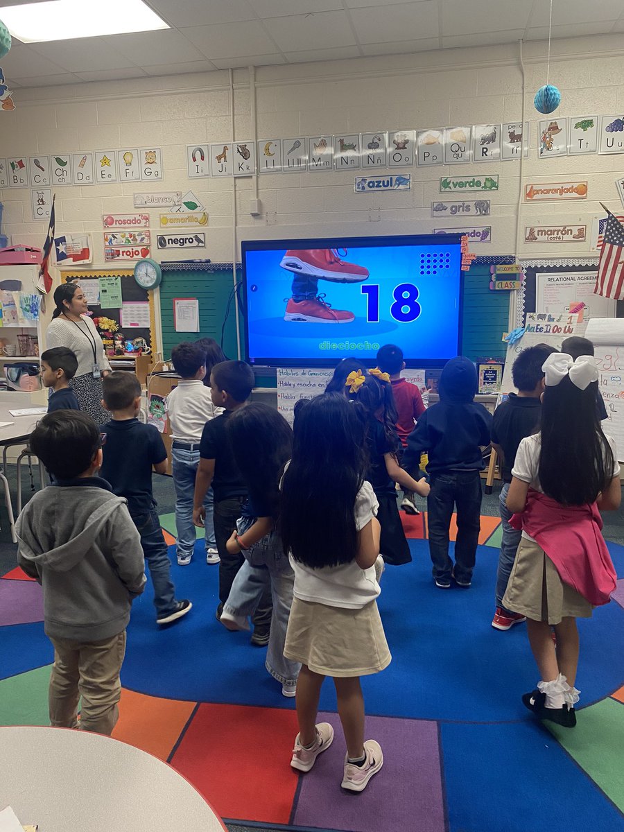 Miss Suarez is a sophomore in college and part of @FortWorthISD’s BTAP. She is doing an amazing job teaching a math lesson to her kindergartners @VersiaFWISD! #FutureTeacher #BilingualEducation @EmilyACamarena