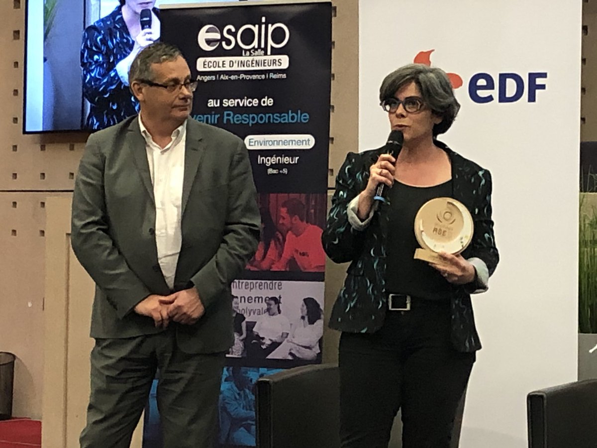 Remise ce soir des Trophées #RSE Pays de la Loire dont @EDF_PdL est partenaire depuis l’origine. @rivoalen_herve remet un prix à la société vendéenne « Les lunettes par Emmanuelle » 👓