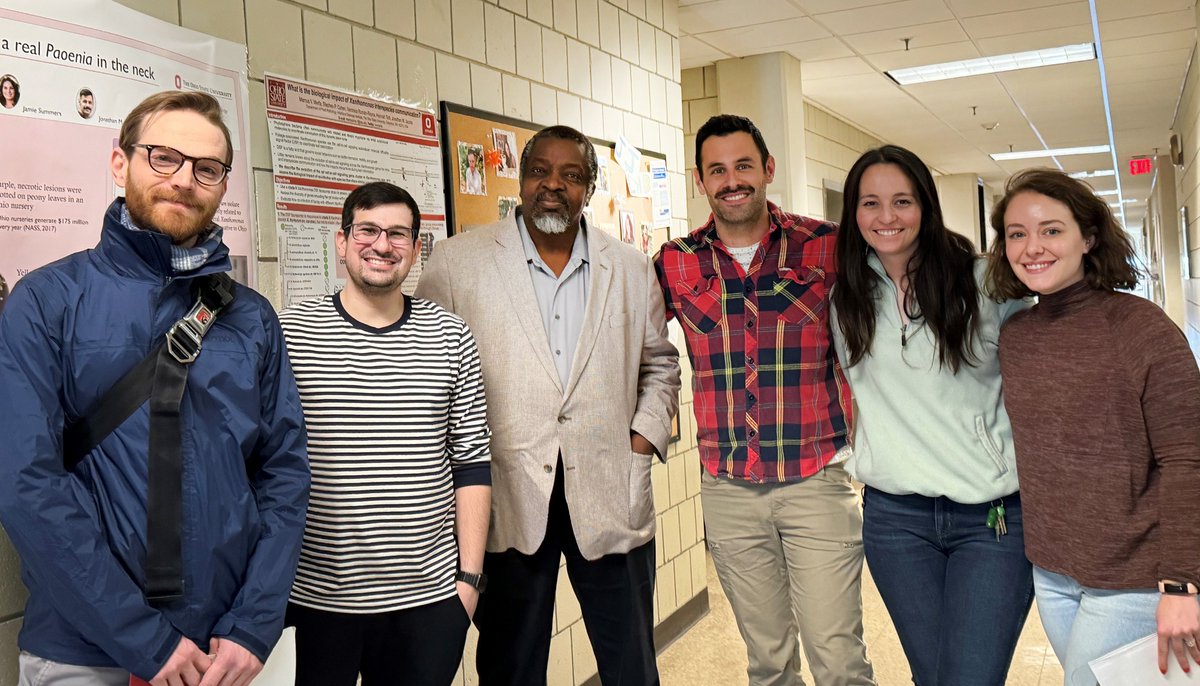 Congrats to @jmjacobs2 on Postdoctoral Mentor of the Year award, nominated by postdocs in his lab🌟L-R: J Gentry (Office of Postdoctoral Affairs), Postdoc Dr. Merfa, Dept Chair Dr. Paul, Awardee Dr. Jacobs, and postdocs Dr. Hawk and Dr. Capouya. It was a surprise announcement!