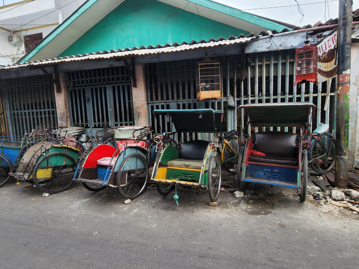 Ojeks, Tuk-tuks, Boda Bodas, Matutus Akros, Trufis… Want to know more about what we mean by informal (popular) transportation? Access our glossary and photo essay developed in collaboration with @GlobalInformal👇 undpacceleratorlabs.exposure.co/informaltransp…