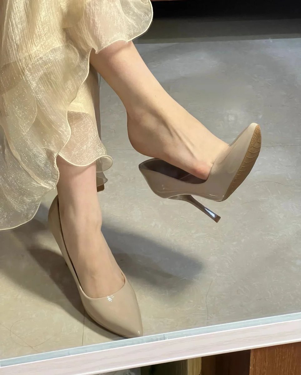 Lettyzae's tweet photo. Shoes are a girl's best friend👠😛 https://t.co/3RZKGAY3ng