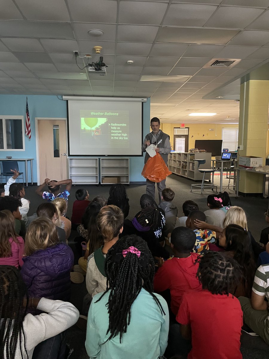 🏫Had fun talking to 1st graders at @gregory_elem today about air pressure and wind! Got to show off how the @NWS uses weather balloons to measure weather high in the sky! Great questions too about tornadoes/hurricanes and how to stay safe. weather.gov/ilm/Educationa… #ncwx #ilmwx