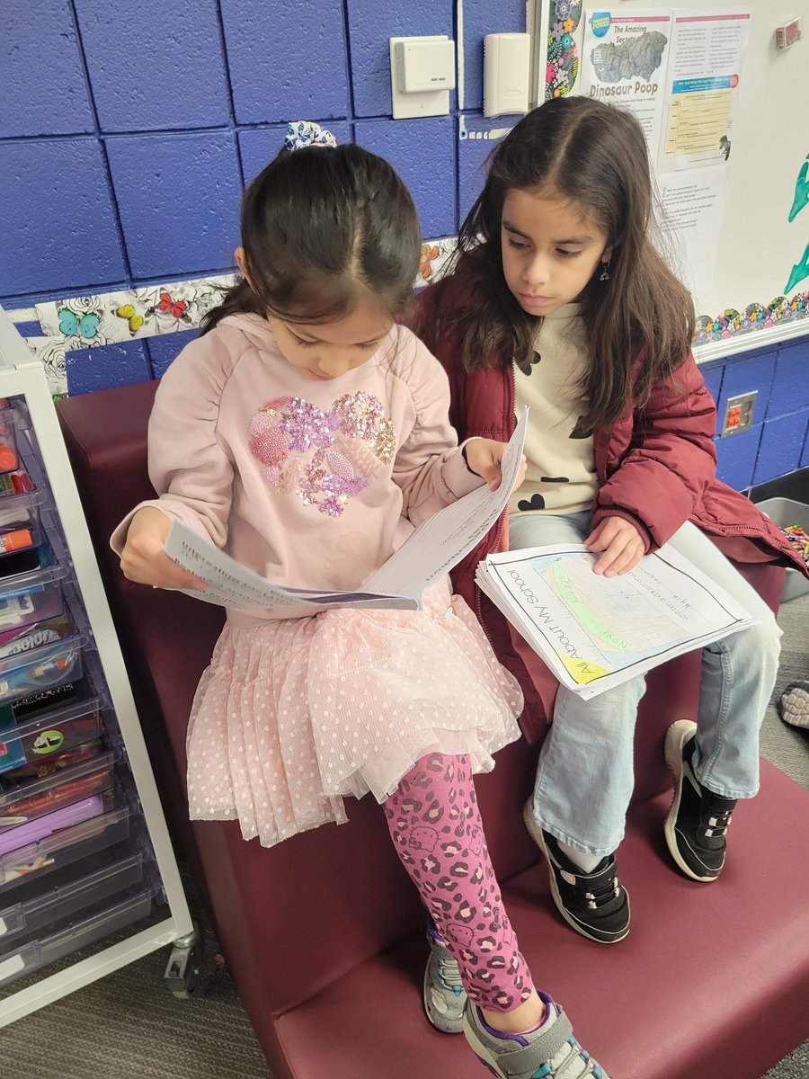 MsHattieNW's tweet image. We trekked over to Parkview this afternoon to share our writing about Novi Woods with @Musa2nd! Thank you for collaborating with us. 🙂 #NoviPride #NWLeads