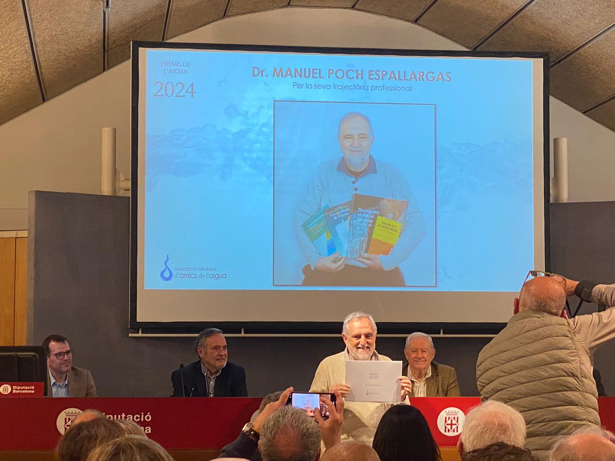 LEQUIA_UdG's tweet image. Manel Poch @LEQUIA_UdG rep un premi a la seva trajectòria professional de @amicsaigua #premisaigua2024