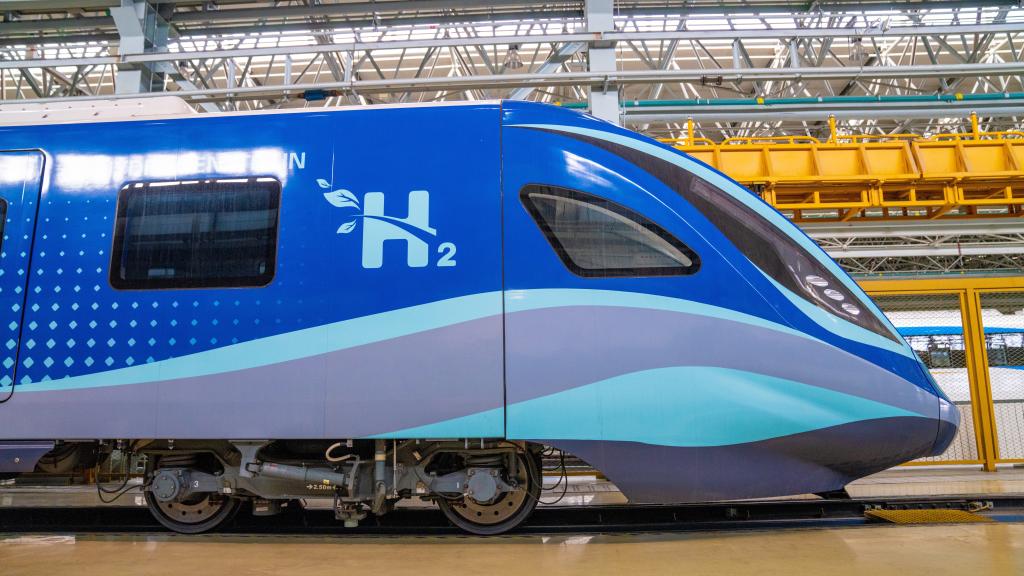CGMeifangZhang's tweet photo. China's first homegrown hydrogen-powered suburban train Thur successfully completed a full-capacity running test at a speed of 160 km/h in Changchun, northeast China's Jilin, marking a breakthrough in the application of #hydrogen energy in rail transit system. #ChinaModernization https://t.co/GBcFliwLU9