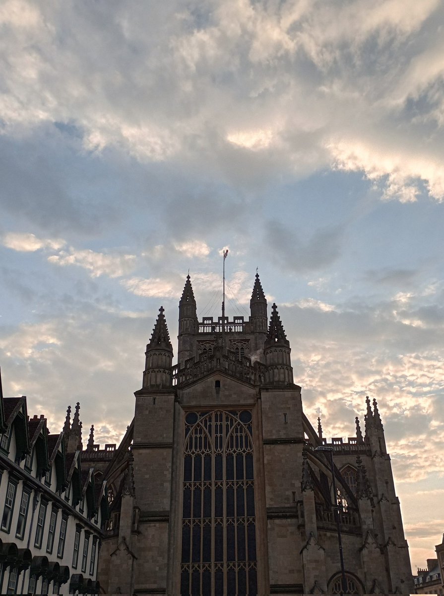 Enjoying a lovely day in the sunshine ☀️ in beautiful Bath. Loving the sky at the moment.xx #Bath #BathAbbey  💙