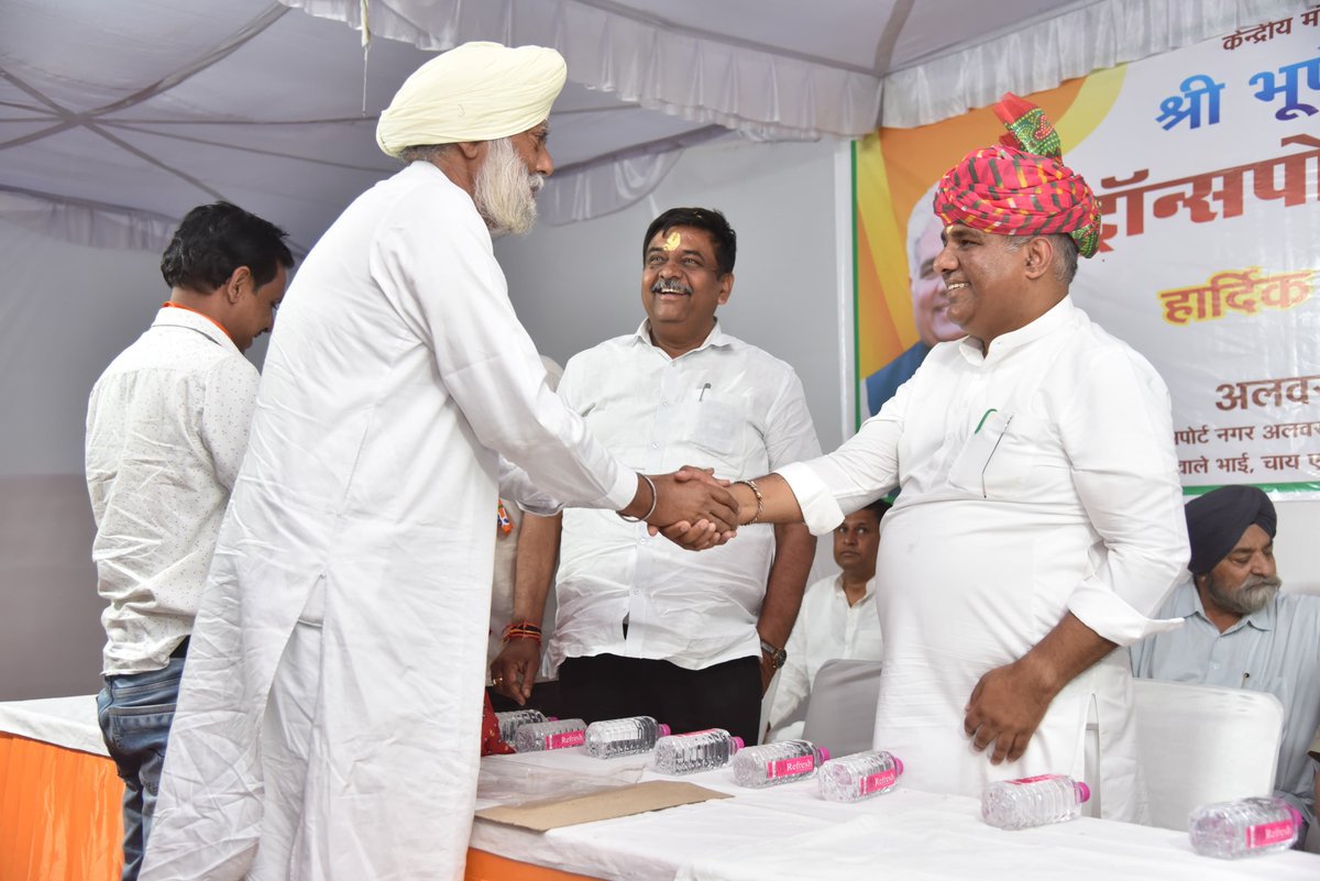 byadavbjp's tweet photo. आज अलवर के ट्रांसपोर्टनगर में ट्रांसपोर्ट यूनियन द्वारा किये गए स्वागत के प्रति अभिभूत हूं। सभी के प्रति हृदय से आभार।

अलवर का अनवरत विकास मोदी की गारंटी है। https://t.co/J7JMw1SnWk
