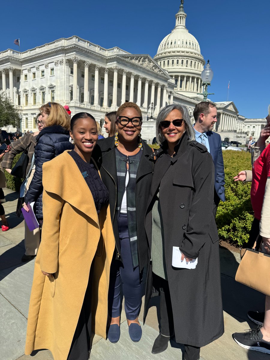 Today, we stood alongside @RepRobinKelly as she launched the 2024 #KellyReport! It's time to break the cycle of gun violence. The #KellyReport charts a path for a future without fear. Thank you @reprobinkelly for this report, featuring our founder @amberkgoodwin!