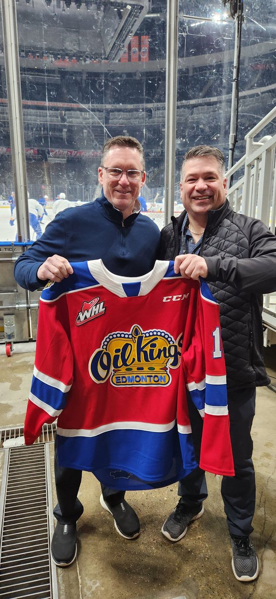 .<a href="/jn3300/">Jamie Novakoski</a> brought me a gift today. <a href="/EdmOilKings/">Edmonton Oil Kings</a> jersey. Its a beauty. Thanks <a href="/R_Dean/">Rogan Dean</a> !!  #Sabres in #Edmonton <a href="/mpysyk03/">Mark Pysyk</a> Oil Kings #Sabres shoutouts needed <a href="/CurtisLazar95/">Curtis Lazar</a>