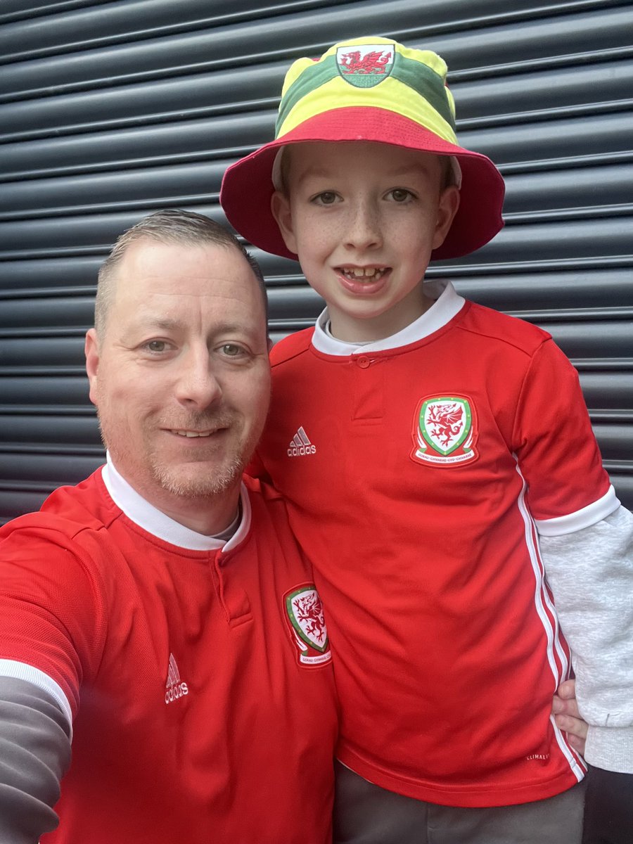 Massive Good Luck to @Cymru tonight as they take on Finland on what is hopefully the 1st step towards @EURO2024. We’ll be there alongside lots of our @TonduUnited family cheering them all the way, even @woody773 has donned a Wales Shirt!! 🏴󠁧󠁢󠁷󠁬󠁳󠁿 #TogetherStronger #YmaoHyd #Cymru