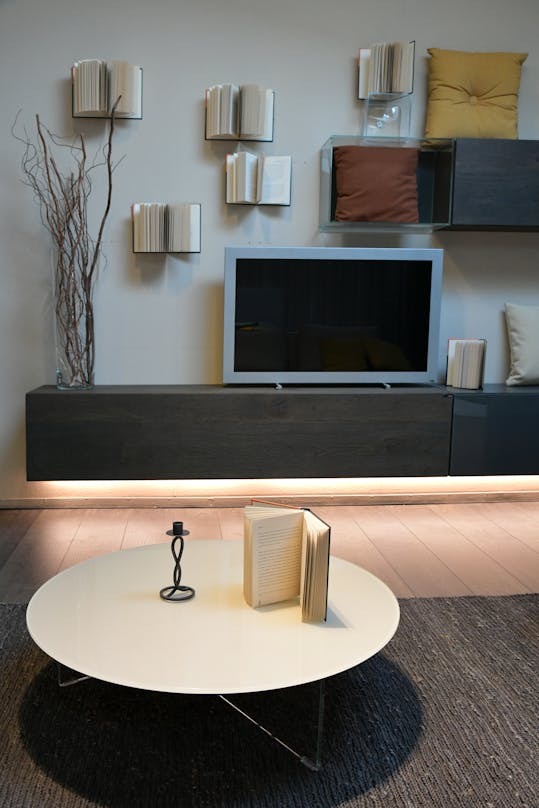 Constructionh14's tweet image. Let your walls tell a story! 📖  Books on Walls: Simple Living Room Elegance 📚✨Turn your living room walls into a literary paradise with these creative interior ideas! . Let your walls tell a story! #BookLovers #InteriorInspiration #CreativeDecor