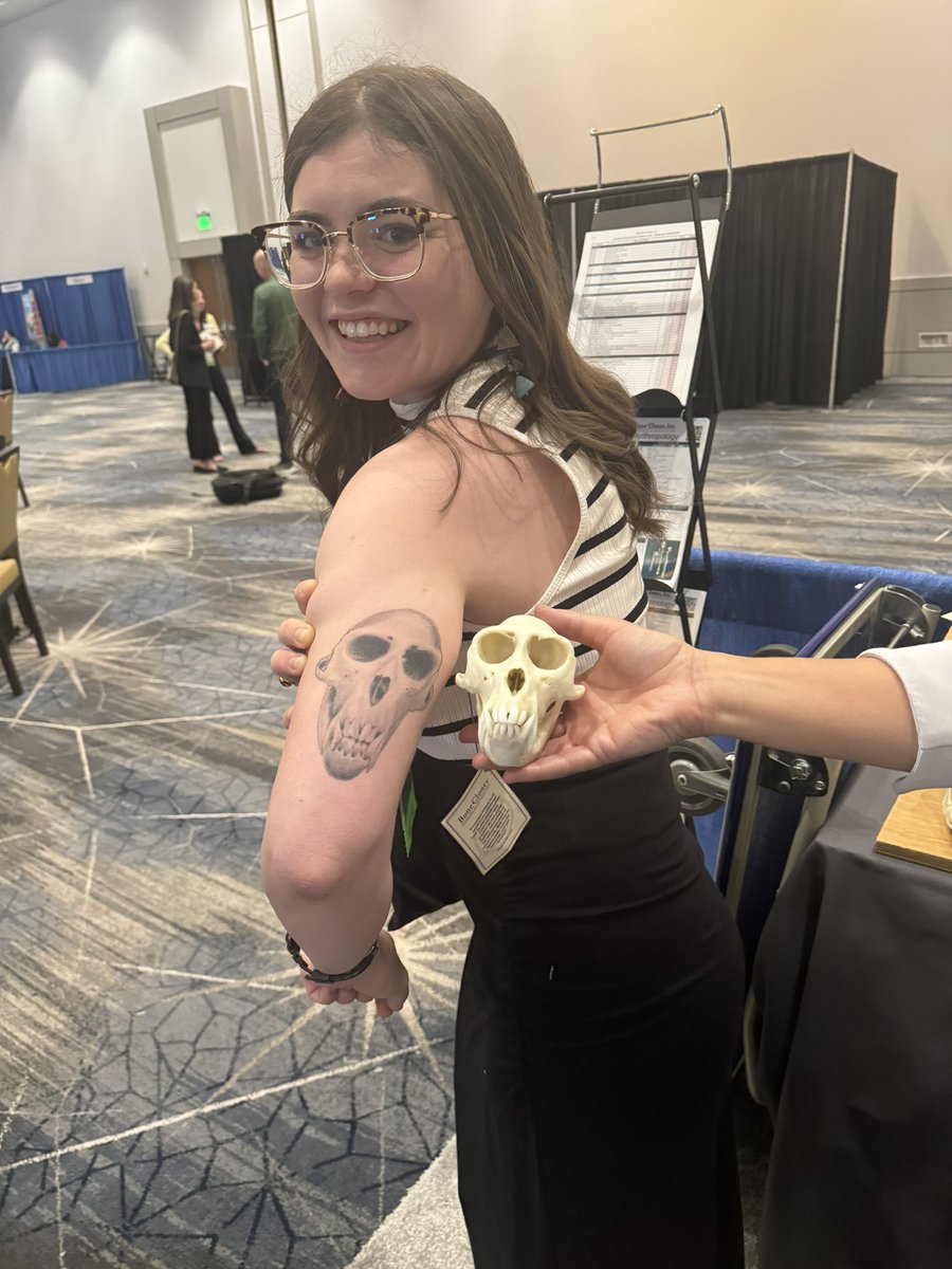 So fun bumping into @boneclones at AABA and showing them my macaque tattoo, based on their M. mulatta cast! 💀🐒 #AABA2024