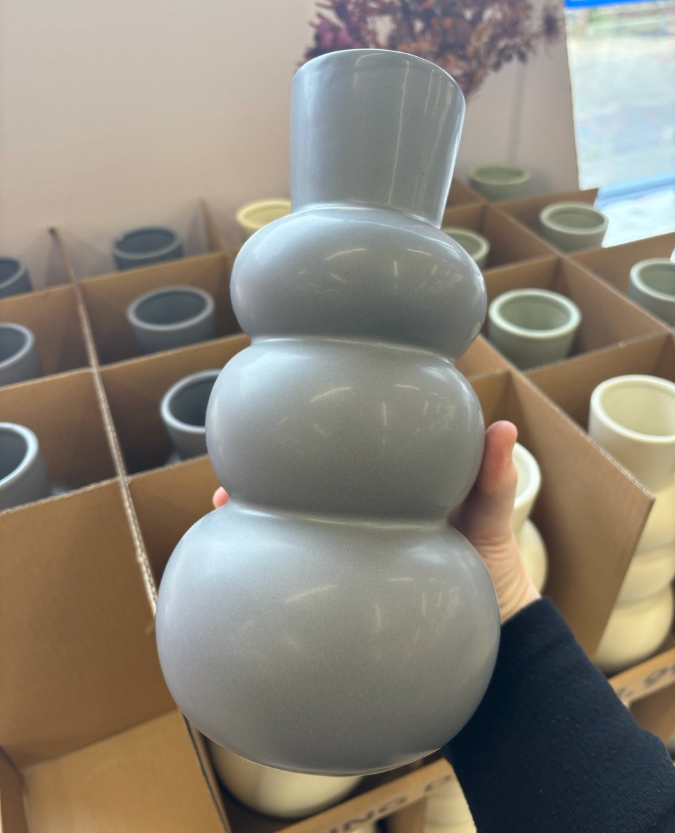 NEW IN!🚨
Elevate your space with these trendy abstract vases - Available in sage green, cream and grey, we'll take one of each!🤭

💬 TAG someone who needs to see this!

🏷 £3.99 each