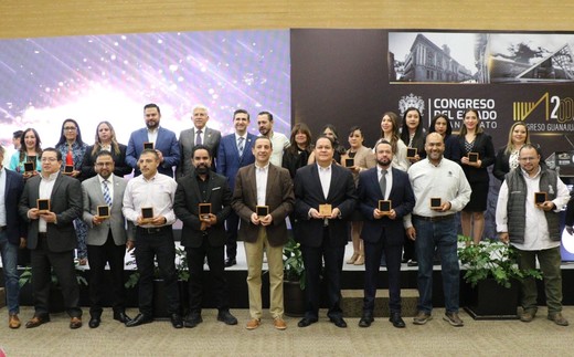 RanchoLaCumbre's tweet photo. En el marco de los 200 años de la Instalación del Primer Congreso Constituyente, el @CongresoGto reconoció a su personal 🙋🏻‍♂️🙋🏻‍♀️ por sus años de servicio y labor en la institución.
👇🏻
https://t.co/ngm3VhJLzC https://t.co/S4oyeokvmL