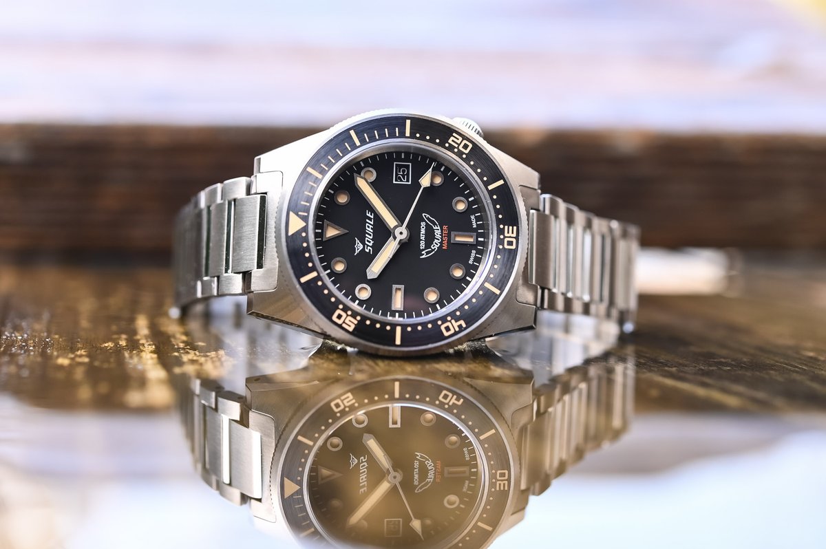 MONOCHROMEwatch's tweet image. To celebrate its 65th anniversary, #Squale has decided to release the first-ever Von Büren-shaped dive watch in titanium (and with a bracelet!). Its name? Master Titanium 120 ATM. It measures 41.65mm, and among others, it features an HEV.
🔎 Learn more: monochrome-watches.com/squale-master-…