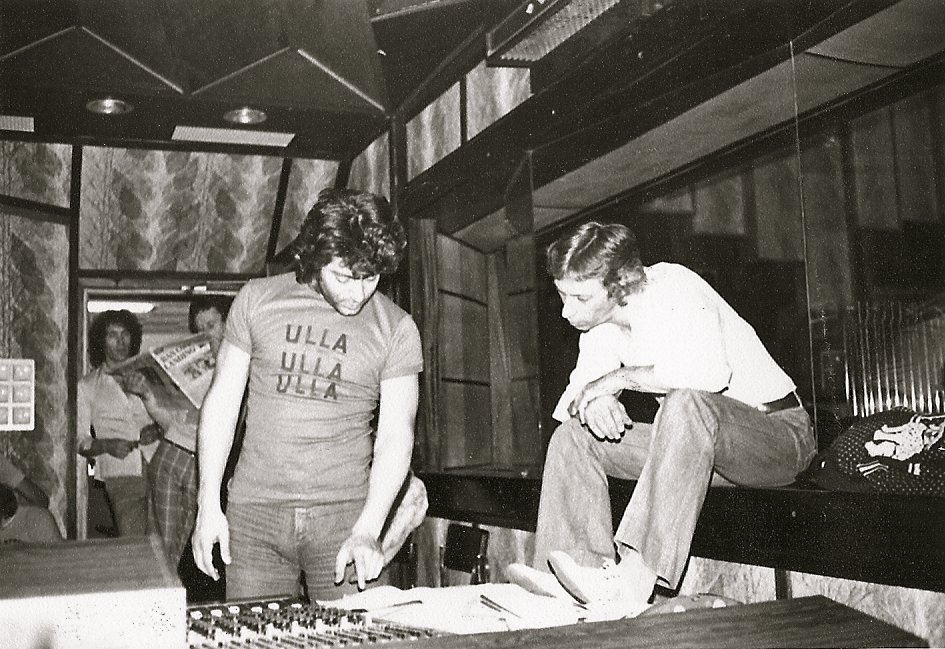 #ThrowbackThursday Jeff wearing the FIRST ever TWOTW piece of merch, while recording the FIRST band session of the original double album, May 18th 1976. ULLA  👽