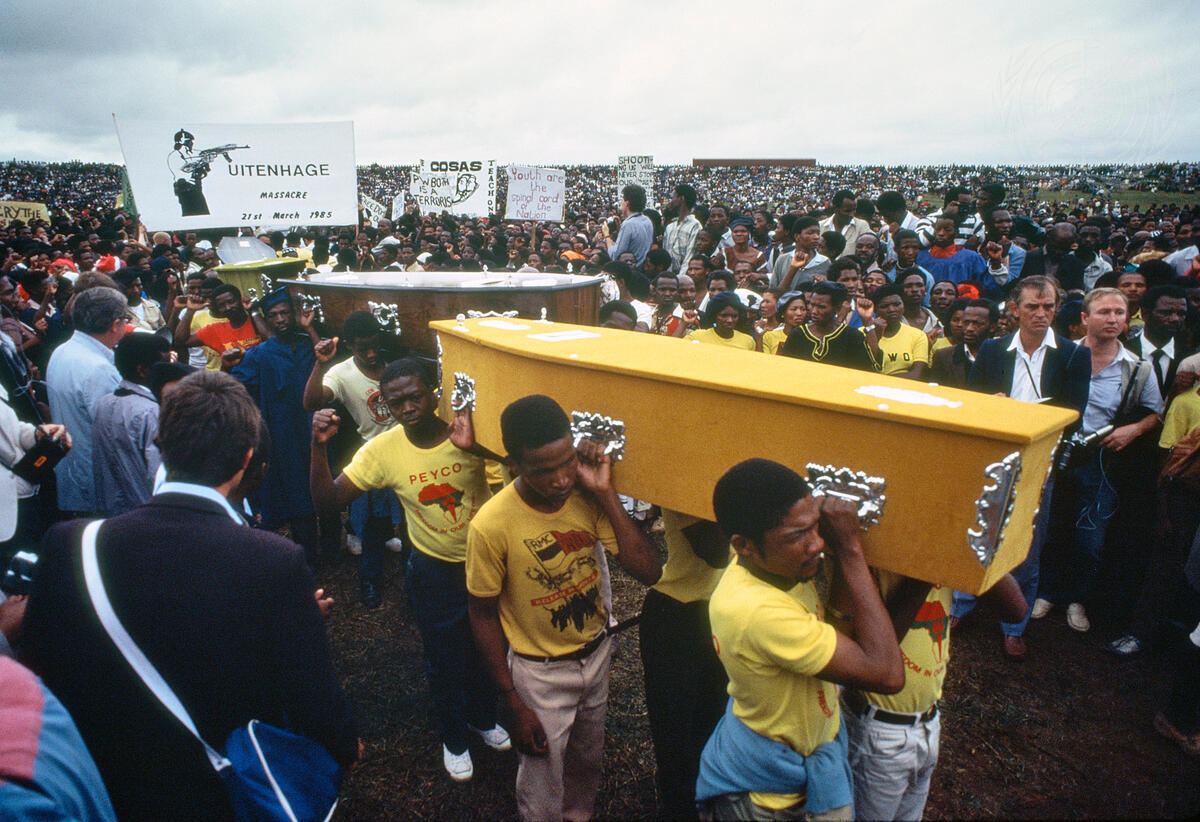 Today is the International Day for the Elimination of Racial Discrimination, commemorating the 1960 Sharpeville massacre in South Africa. Photo of mourners carrying coffins of those killed by South African police #OnThisDay in 1985 at Langa Township in South Africa.