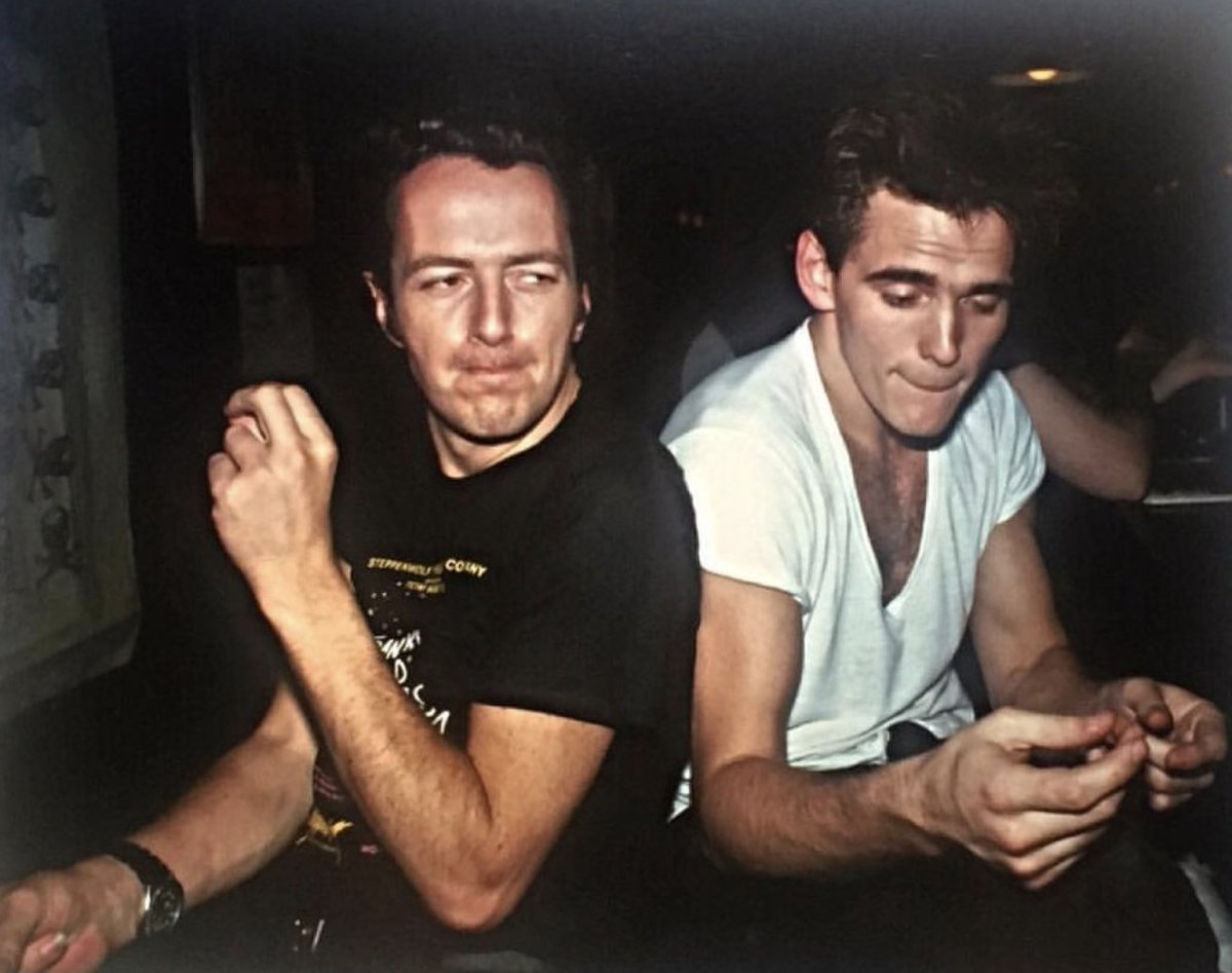 Joe Strummer hanging with Matt Dillon at the Tin Pan Alley bar in NYC, as captured by Bob Gruen ca. 1987. c/o TheUnderestimator #JoeStrummer @NewWaveAndPunk